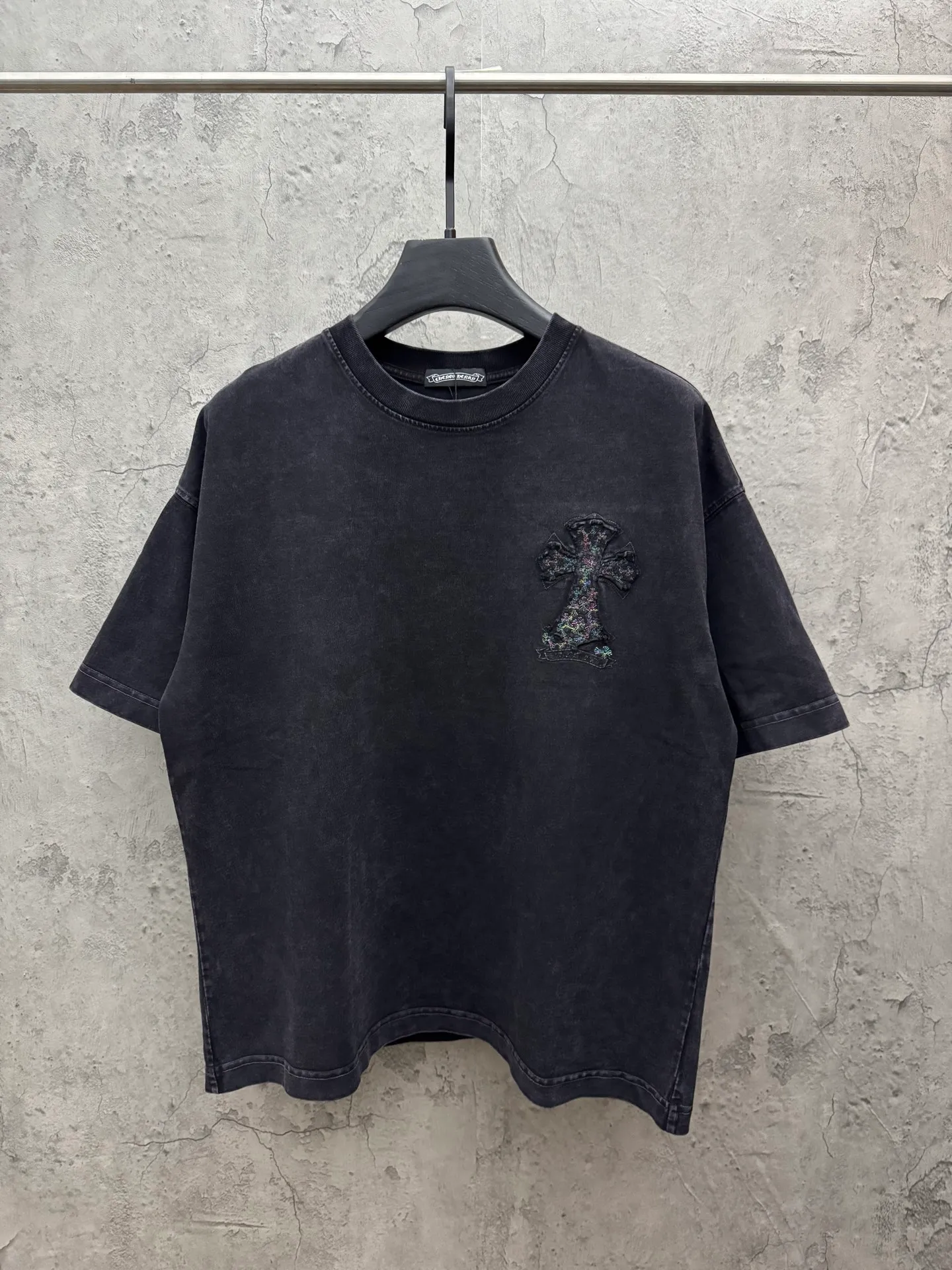 P230 top version, real shot without P, ​​different from market currency) 𝗖𝗵𝗿𝗼𝗺𝗲 𝗛𝗲𝗮𝗿𝘁𝘀/Croxin 2026 spring new original single counter American washed patch embroidered couple short sleeves 👑The highest version! Customized fabric 320 grams, washed and fried. Best-selling model at the counter. Very comfortable to wear. Accessories: Original molded and authenticated collar label➕100% silk wash label. Genuine purchase-grade original hangtag➕matching hanging rope➕3D hanging beads➕original packaging bag. Craftsmanship: The original version has consistent wiring! The highest version of the armhole matching technique! Color: Gray Black Size: S M L XL Style No.: 6619